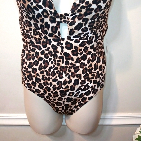Time And Tru Sexy Keyhole Front Leopard Print One Piece Swimsuit - Picture 5 of 15